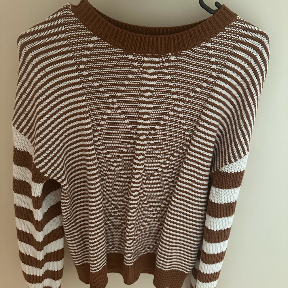 4 sweaters - Picture 3 of 7